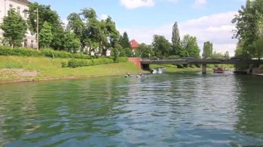 LJUBLJANA, SLOVENIA - 21 Mayıs 2025: Güzel bir günde Ljubljana, Slovenya 'daki sakin Ljubljanica Nehri boyunca sakin bir tekne gezisi
