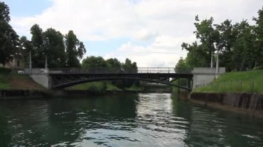 LJUBLJANA, SLOVENIA - 21 Mayıs 2025: Güzel bir günde Ljubljana, Slovenya 'daki sakin Ljubljanica Nehri boyunca sakin bir tekne gezisi