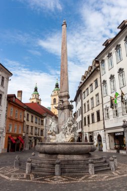 LJUBLJANA, SLOVENIA - 21 Mayıs 2025: Robba Çeşmesi 'nin (ayrıca Üç Etçil Nehir Pınarı olarak da bilinir) klasik bir görüntüsü ve Mestni Trg (Kasaba Meydanı) adlı bir dikilitaş.)