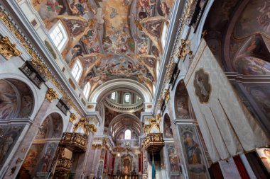 LJUBLJANA, SLOVENIA - 21 Mayıs 2025: Slovenya 'nın Ljubljana kentindeki St. Nicholas Katedrali' nin (Ljubljanska Stolnica) zengin dekore edilmiş iç mekanına geniş açılı ve hayranlık uyandırıcı bir bakış açısı