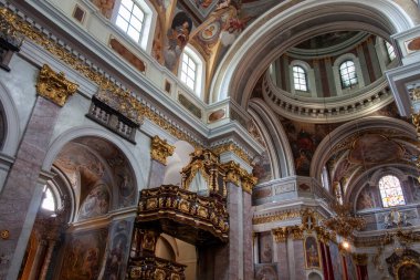 LJUBLJANA, SLOVENIA - 21 Mayıs 2025: Slovenya 'nın Ljubljana kentindeki St. Nicholas Katedrali' nin (Ljubljanska Stolnica) zengin dekore edilmiş iç mekanına geniş açılı ve hayranlık uyandırıcı bir bakış açısı