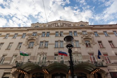 LJUBLJANA, SLOVENIA - 21 Mayıs 2025: Slovenya 'nın Ljubljana kentindeki tarihi otel birliğinin geniş açılı manzarası, Art Nouveau mimarisinin ikonik bir örneği