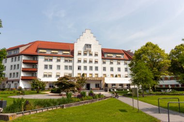 LOCHAU, AUSTRIA - 10 Haziran 2025: Büyük ve zarif bir otel binası, 