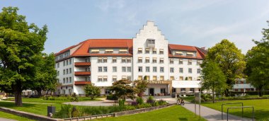 LOCHAU, AUSTRIA - 10 Haziran 2025: Büyük ve zarif bir otel binası, 