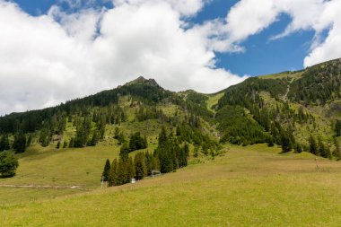 Almanya 'nın Oberstdorf kentindeki Nebelhornbahn teleferiğinin Seealpe orta istasyonundaki Alp deneyiminin özünü yansıtan pitoresk bir manzara
