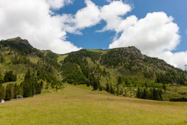 Almanya 'nın Oberstdorf kentindeki Nebelhornbahn teleferiğinin Seealpe orta istasyonundaki Alp deneyiminin özünü yansıtan pitoresk bir manzara