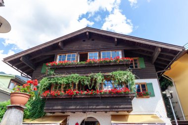 OBERSTDORF, GERMANY - 17 Temmuz 2025: Oberstdorf 'taki Çiçek Dekorasyonlu Geleneksel Bavyera Binası