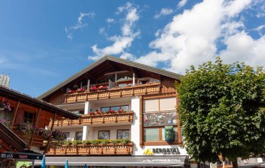 OBERSTDORF, GERMANY - 17 Temmuz 2025: Oberstdorf 'taki Çiçek Dekorasyonlu Geleneksel Bavyera Binası