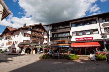 OBERSTDORF, GERMANY - 17 Temmuz 2025: Oberstdorf, Bavyera 'daki Bustling Sokağı Sahnesi