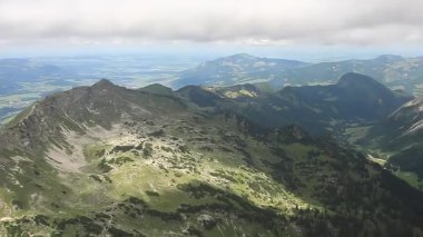 Almanya 'nın Oberstdorf kentindeki Nebelhornbahn istasyonunun zirvesinden (Gipfel) nefes kesici, geniş açılı panoramik bir görüntü