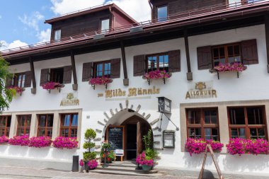 OBERSTDORF, ALMANY - 17 Temmuz 2025: Almanya 'nın Oberstdorf kentindeki büyüleyici geleneksel Bavyera binası, Vahşi Adamlar restoranı