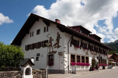 OBERSTDORF, ALMANY - 17 Temmuz 2025: Almanya 'nın Oberstdorf kentindeki büyüleyici geleneksel Bavyera binası, Vahşi Adamlar restoranı