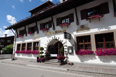 OBERSTDORF, ALMANY - 17 Temmuz 2025: Almanya 'nın Oberstdorf kentindeki büyüleyici geleneksel Bavyera binası, Vahşi Adamlar restoranı