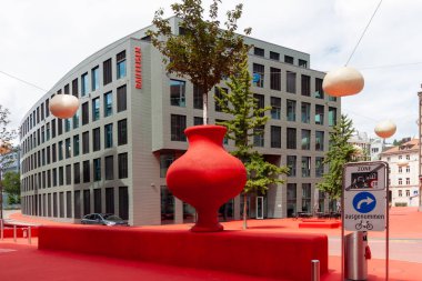 Aziz GALLEN, SWitzERLAND - İsviçre 'nin St. Gallen kentindeki Kızıl Meydan (Roter Platz) panoramik manzarası, parlak kırmızı yüzeyi ve ön planda öne çıkan kırmızı vazo heykeli