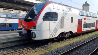 SCHAFFHAUSEN, SWitzERLAND - 6 AĞUSTOS 2025: İsviçre 'deki SBB CFF tren istasyonuna varmak üzere.