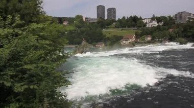 Ren Şelalesi yakınlarındaki geniş, çalkantılı Ren nehrinin manzarası