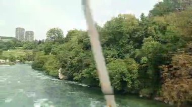 Neuhausen am Rhein, İsviçre 'de Rhein Nehri. Trenden video