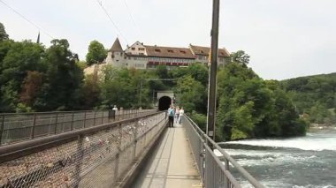 NEUHAUSEN AM RHEINFall, SWitzERLAND - 6 AĞUSTOS 2025: Panoramik video: Rhine Köprüsü ve Rhine Şelalesi