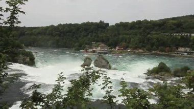 Avrupa 'nın en büyük şelalesi Ren Şelalesi' nin güçlü köpüklü sularıyla nefes kesici panoramik manzarası.