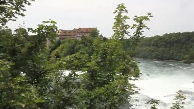 Avrupa 'nın en büyük şelalesi Ren Şelalesi' nin güçlü köpüklü sularıyla nefes kesici panoramik manzarası.