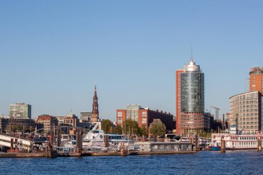 HAMBURG, GERMANY - 12 AĞUSTOS 2024: Hamburg, Almanya kıyı şeridinin panoramik bir görüntüsü, modern yüksek binalar ve klasik mimari tarzlarla dolu bir şehir silueti sergiliyor