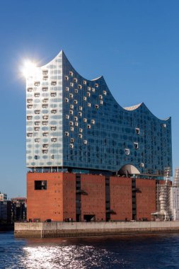HAMBURG, GERMANY - 12 AĞUSTOS 2024: Hamburg, Almanya 'daki Elbphilharmonie konser salonunun yakın çekim görüntüsü