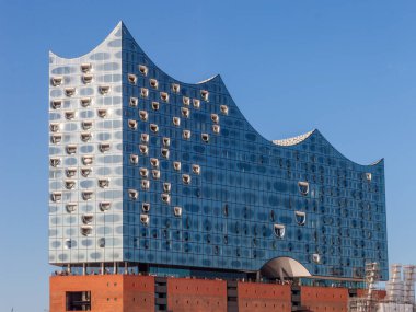 HAMBURG, GERMANY - 12 AĞUSTOS 2024: Hamburg, Almanya 'daki Elbphilharmonie konser salonuna yakın çekim görüntüsü