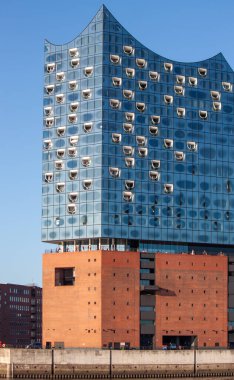HAMBURG, GERMANY - 12 AĞUSTOS 2024: Hamburg, Almanya 'daki Elbphilharmonie konser salonuna yakın çekim görüntüsü