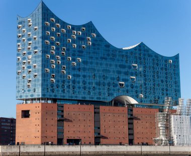 HAMBURG, GERMANY - 12 AĞUSTOS 2024: Hamburg, Almanya 'daki Elbphilharmonie konser salonuna yakın çekim görüntüsü
