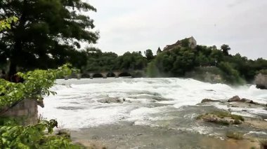Avrupa 'nın en büyük şelalesi Ren Şelalesi' nin güçlü köpüklü sularıyla nefes kesici panoramik manzarası.