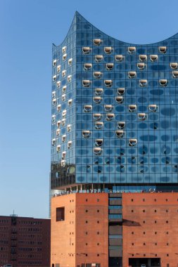 HAMBURG, GERMANY - 12 AĞUSTOS 2024: Hamburg 'daki Elbphilharmonie konser salonunun ayrıntılı, dikey çekimi