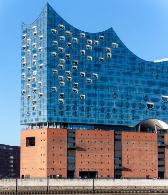 HAMBURG, GERMANY - 12 AĞUSTOS 2024: Hamburg 'daki Elbphilharmonie konser salonunun ayrıntılı, dikey çekimi