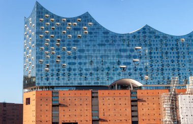 HAMBURG, GERMANY - 12 AĞUSTOS 2024: Hamburg 'daki Elbphilharmonie konser salonunun eşsiz mimari detaylarına yakından bakmak