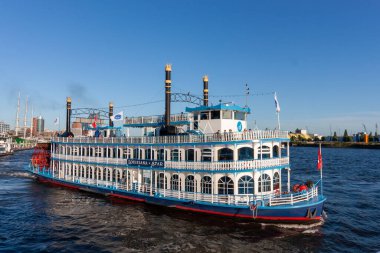 HAMBURG, GERMANY - 12 AĞUSTOS 2024: Tarihi bir kürek vapuru, 