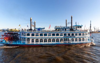 HAMBURG, GERMANY - 12 AĞUSTOS 2024: Tarihi bir kürek vapuru, 