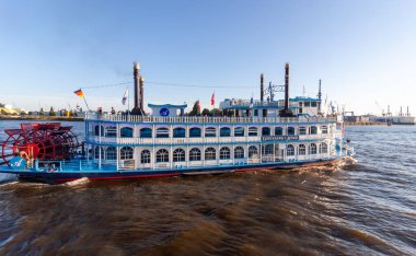 HAMBURG, GERMANY - 12 AĞUSTOS 2024: Tarihi bir kürek vapuru, 