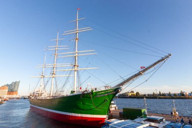 HAMBURG, Almanya - 12 AĞUSTOS 2024: Açık mavi bir gökyüzü altında Hamburg, Almanya 'nın limanında 