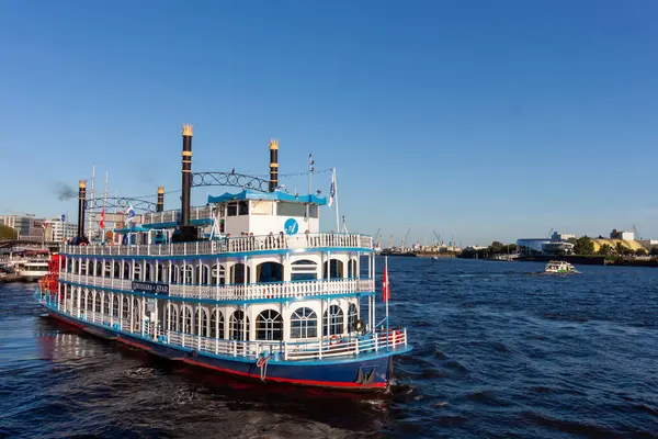 HAMBURG, GERMANY - 12 AĞUSTOS 2024: Tarihi bir kürek vapuru, 