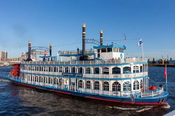 HAMBURG, GERMANY - 12 AĞUSTOS 2024: Tarihi bir kürek vapuru, 