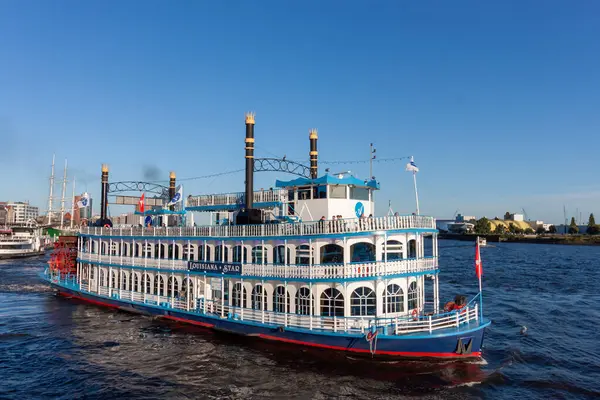 HAMBURG, GERMANY - 12 AĞUSTOS 2024: Tarihi bir kürek vapuru, 