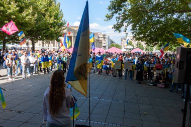 STUTTGART, GERMANY - 24 AĞUSTUSTOS 2025: Stuttgart 'ın merkezinde Ukrayna' nın Bağımsızlık Günü onuruna düzenlenen miting, aralarında sadece Ukraynalı olmayan birçok vatandaşı ve misafiri bir araya getirdi.
