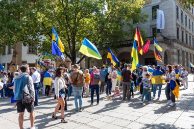 STUTTGART, GERMANY - 24 AĞUSTUSTOS 2025: Stuttgart 'ın merkezinde Ukrayna' nın Bağımsızlık Günü onuruna düzenlenen miting, aralarında sadece Ukraynalı olmayan birçok vatandaşı ve misafiri bir araya getirdi.