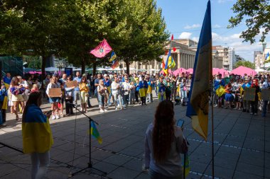STUTTGART, GERMANY - 24 AĞUSTUSTOS 2025: Stuttgart 'ın merkezinde Ukrayna' nın Bağımsızlık Günü onuruna düzenlenen miting, aralarında sadece Ukraynalı olmayan birçok vatandaşı ve misafiri bir araya getirdi.