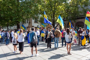 STUTTGART, GERMANY - 24 AĞUSTUSTOS 2025: Stuttgart 'ın merkezinde Ukrayna' nın Bağımsızlık Günü onuruna düzenlenen miting, aralarında sadece Ukraynalı olmayan birçok vatandaşı ve misafiri bir araya getirdi.