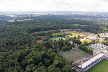 STUTTGART, ALMANY - 24 Ağustos 2025: Çoklu futbol ve atletizm sahaları olan bir spor kompleksinin havadan görünüşü