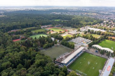 STUTTGART, ALMANY - 24 Ağustos 2025: Çoklu futbol ve atletizm sahaları olan bir spor kompleksinin havadan görünüşü