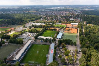 STUTTGART, ALMANY - 24 Ağustos 2025: Çoklu futbol ve atletizm sahaları olan bir spor kompleksinin havadan görünüşü