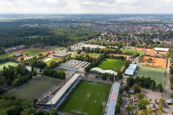 STUTTGART, ALMANY - 24 Ağustos 2025: Çoklu futbol ve atletizm sahaları olan bir spor kompleksinin havadan görünüşü