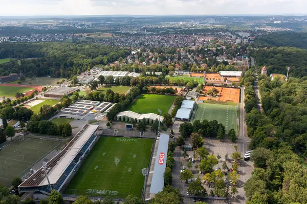STUTTGART, ALMANY - 24 Ağustos 2025: Çoklu futbol ve atletizm sahaları olan bir spor kompleksinin havadan görünüşü