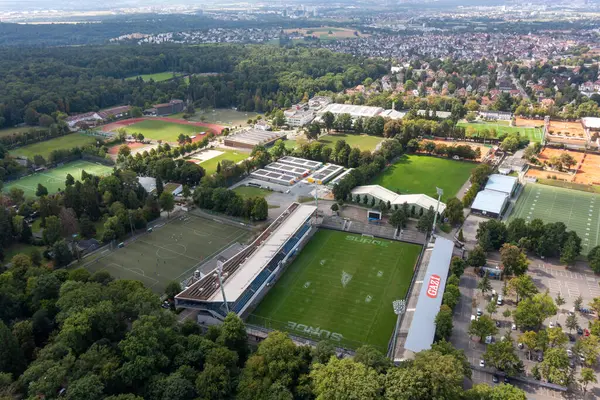 STUTTGART, ALMANY - 24 Ağustos 2025: Çoklu futbol ve atletizm sahaları olan bir spor kompleksinin havadan görünüşü